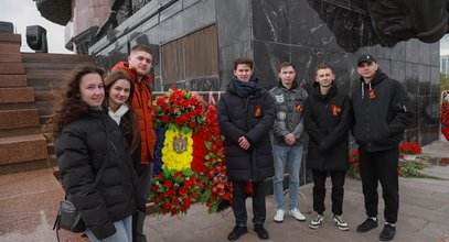 Совет молодёжи Культурно-образовательного центра Молдовы возложил цветы к памятнику «Трагедия народов»